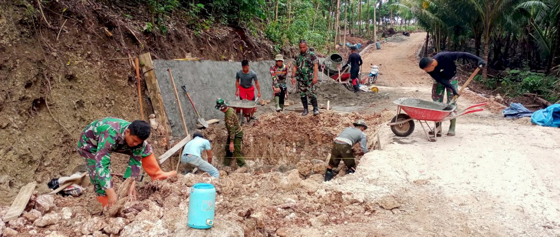 Satgas TMMD Kepulauan Selayar sedang memperbaiki ruas jalan Bitombang - Tola. Satgas TMMD Kepulauan Selayar sedang memperbaiki ruas jalan Bitombang - Tola.