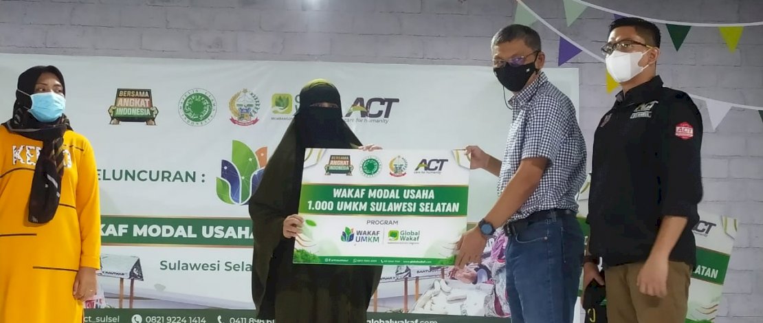 Penyerahan bantuan wakaf modal usaha secara simbolik di Nipah Mall (2/7/2021).