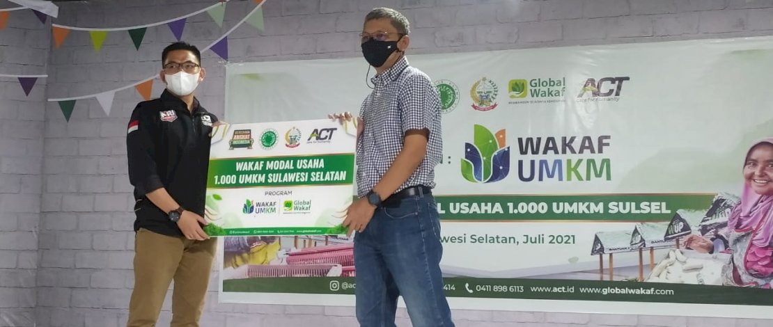 Penyerahan bantuan wakaf modal usaha secara simbolik di Nipah Mall (2/7/2021).