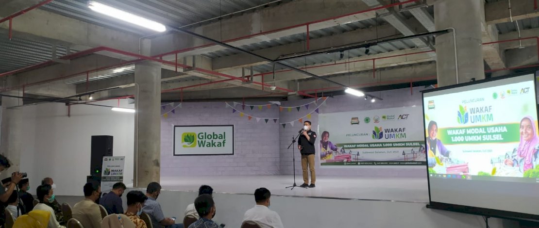 Penyerahan bantuan wakaf modal usaha secara simbolik di Nipah Mall (2/7/2021).