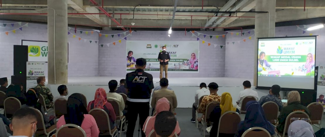 Penyerahan bantuan wakaf modal usaha secara simbolik di Nipah Mall (2/7/2021).