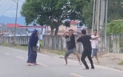 Viral Video Dua Pria Duel Parang di Jalan Sidrap