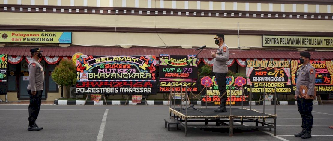 Suasana upacara kenaikan pangkat personel Polrestabes Makassar, Jumat, 2 Juli 2021.