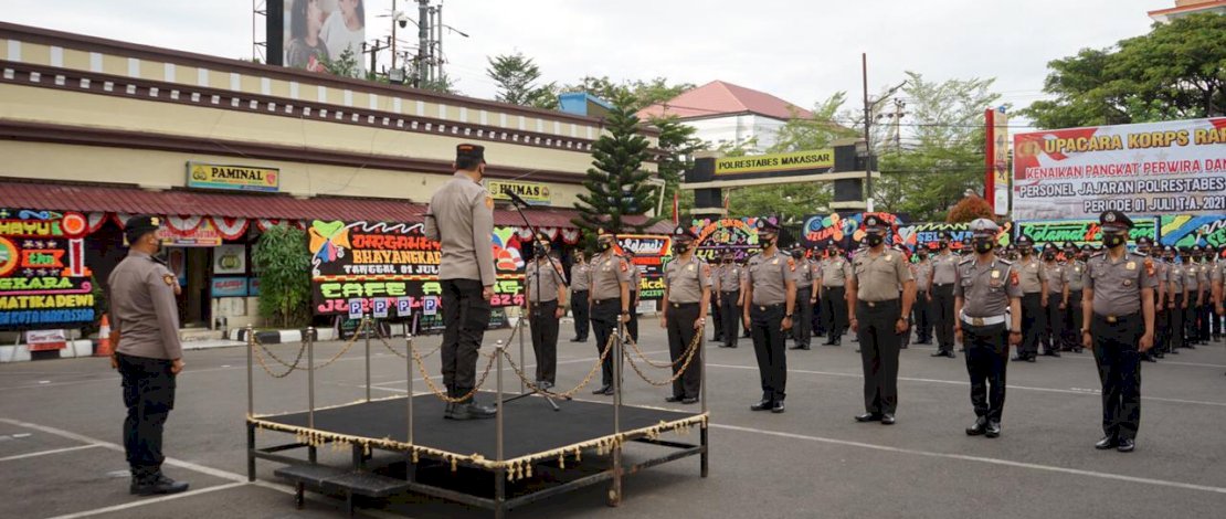 Suasana upacara kenaikan pangkat personel Polrestabes Makassar, Jumat, 2 Juli 2021.