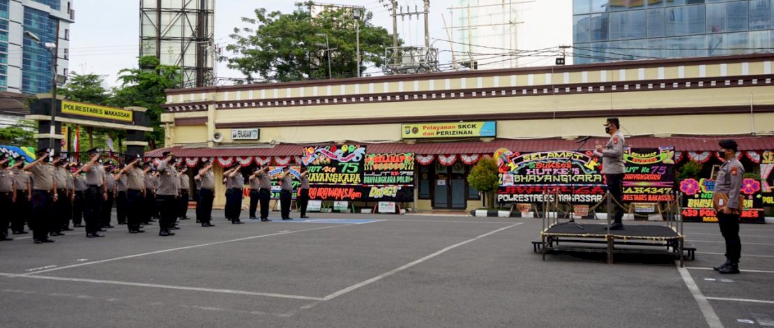 Suasana upacara kenaikan pangkat personel Polrestabes Makassar, Jumat, 2 Juli 2021.