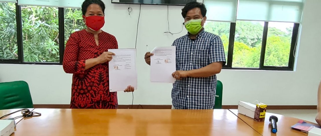 Kepala Balai Anak Toddopuli Makassar, Christiana Junus bersama Ketua PerDIK Sulsel, Ishak Salim saat penandatangan kerjasama. 