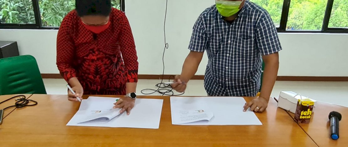 Kepala Balai Anak Toddopuli Makassar, Christiana Junus bersama Ketua PerDIK Sulsel, Ishak Salim saat penandatangan kerjasama. 