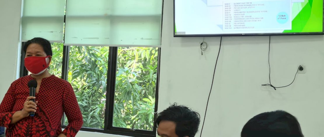 Kepala Balai Anak Toddopuli Makassar, Christiana Junus bersama Ketua PerDIK Sulsel, Ishak Salim saat penandatangan kerjasama. 