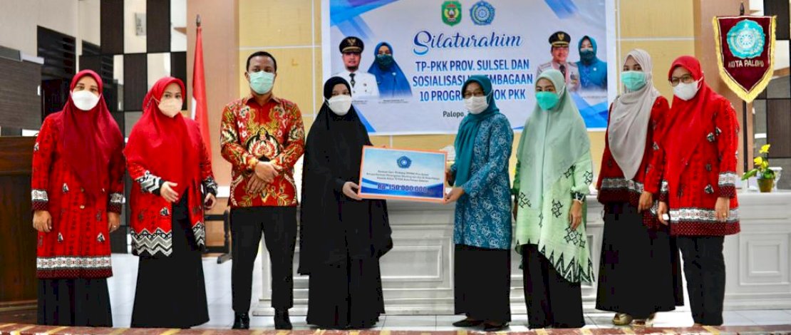 Pelaksana Tugas Ketua TP PKK Sulsel, Naoemi Octarina, menyerahkan bantuan senilai Rp 150 juta untuk penanganan stunting, di Kota Palopo, Sabtu, 3 Juli 2021. Pelaksana Tugas Ketua TP PKK Sulsel, Naoemi Octarina, menyerahkan bantuan senilai Rp 150 juta untuk penanganan stunting, di Kota Palopo, Sabtu, 3 Juli 2021.