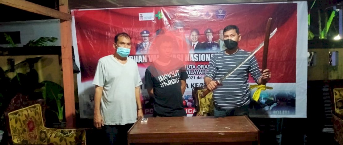 Pelaku dan barang bukti samurai. Pelaku dan barang bukti samurai.