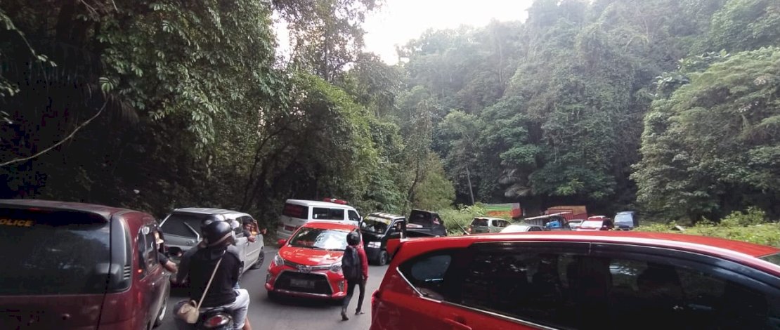Kemacetan panjang di jalur Camba, Maros.