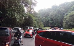 Sabar Ya...Macet Panjang di Jalur Camba
