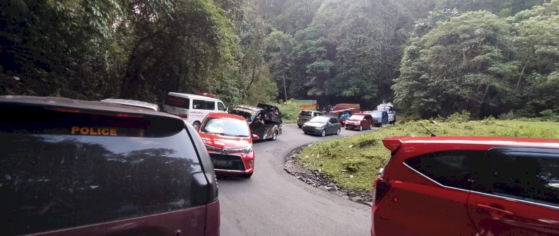 Kemacetan panjang di jalur Camba, Maros.