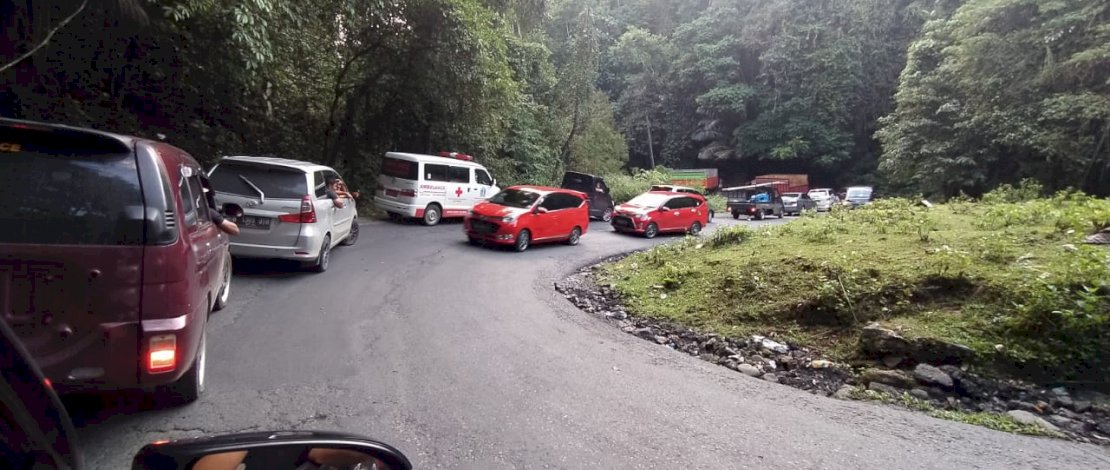 Kemacetan panjang di jalur Camba, Maros.