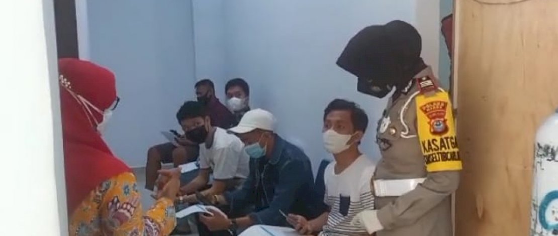Kasatlantas Polres Maros, AKP Darmawaty, memantau jalannya vaksinasi presisi di Mapolres Maros. Kasatlantas Polres Maros, AKP Darmawaty, memantau jalannya vaksinasi presisi di Mapolres Maros.