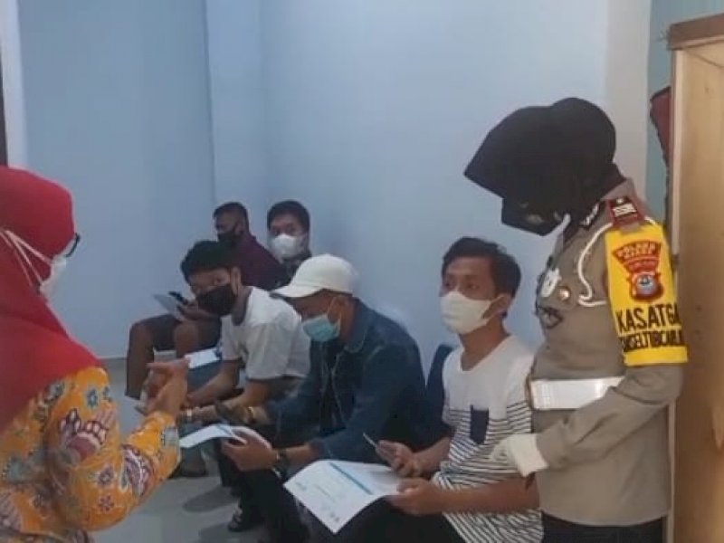 Kasat Lantas Maros Pantau dan Amankan Lalu Lintas di Lokasi Vaksinasi Presisi Mapolres Maros