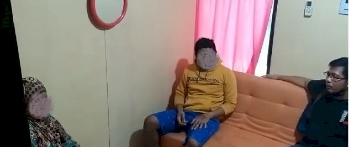 Pasangan selingkuh saat diperiksa di Unit PPA Polres Pinrang. 
