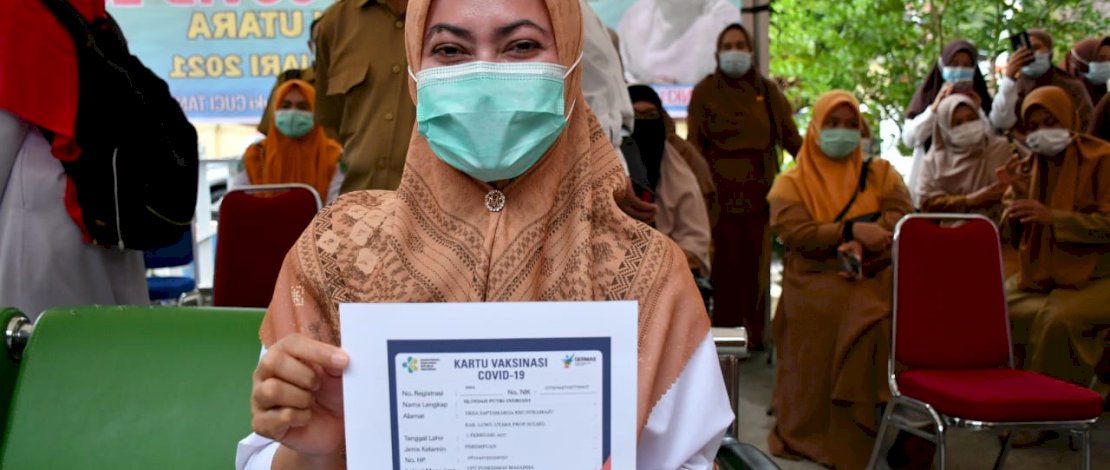 Bupati Luwu Utara, Indah Putri Indriani memperlihatkan Kartu Vaksin miliknya