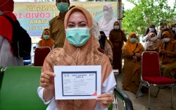 Pesan Bupati Indah: Simpan Baik-baik Kartu Vaksin Anda, Banyak Kemudahan yang Anda Dapatkan