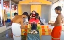 Pendeta di India Sembah Patung 'Dewi Corona' untuk Menjinakkan Covid-19