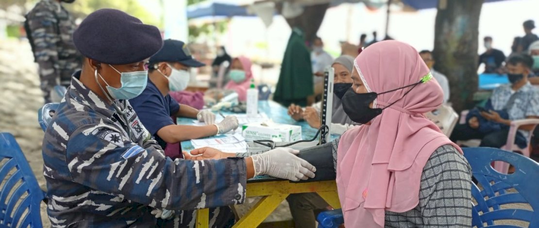TNI AL gelar vaksinasi Covid-19 di Pulau Lae-lae.