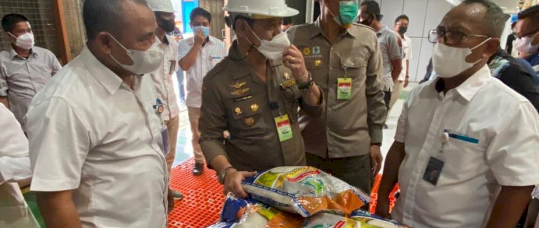 Menteri Pertanian, Syahrul Yasin Limpo, meninjau produksi beras premium di Pabrik Utama Bulog Panakukang, Kota Makassar, Sulawesi Selatan, Selasa, 6 Juli 2021.