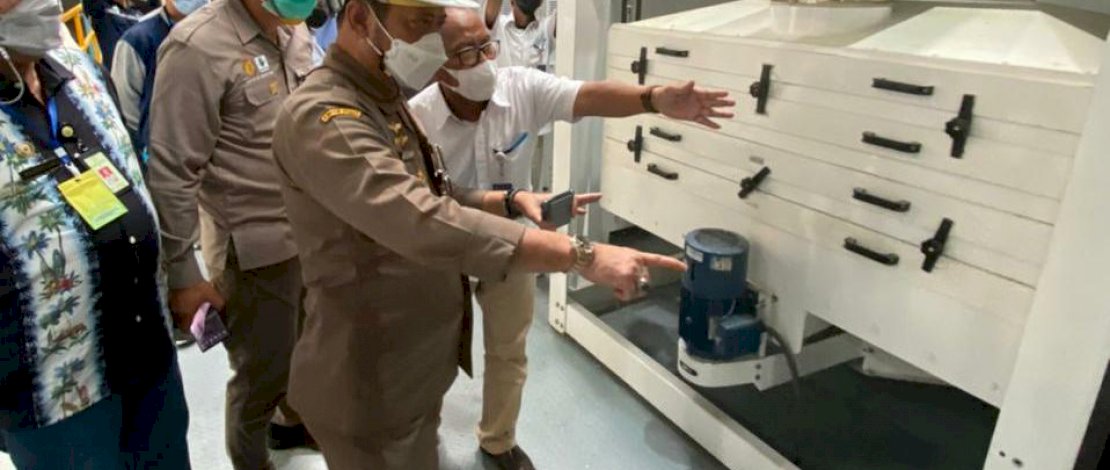 Menteri Pertanian, Syahrul Yasin Limpo, meninjau produksi beras premium di Pabrik Utama Bulog Panakukang, Kota Makassar, Sulawesi Selatan, Selasa, 6 Juli 2021.