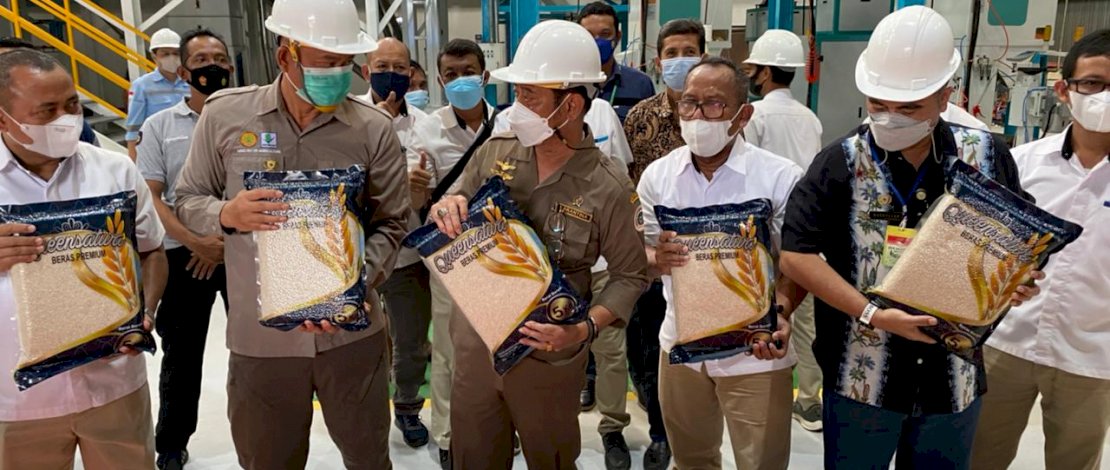 Menteri Pertanian, Syahrul Yasin Limpo, meninjau produksi beras premium di Pabrik Utama Bulog Panakukang, Kota Makassar, Sulawesi Selatan, Selasa, 6 Juli 2021.