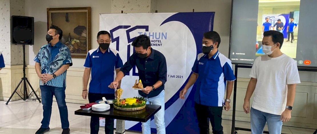 Suasana pemotongan tumpeng dan syukuran 11 tahun Dafam Hotel Management.