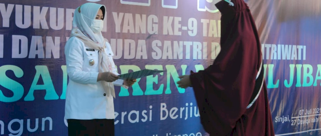 Wakil Bupati Sinjai, Andi Kartini Ottong, menghadiri acara Tasyakuran dan Khataman Al-Qur'an Angkatan ke- IX Santri dan Santriwati Pondok Pesantren Nurul Jibal, di Dusun Turuneng, Desa Bua, Kecamatan Tellulimpoe, Kabupaten Sinjai, Rabu, 7 Juli 2021.