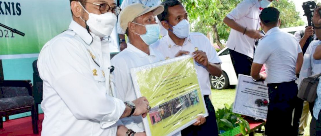 Menteri Pertanian Syahrul Yasin Limpo menyerahkan bantuan industri pengolahan tala'menjadi gula dan cuka, di Kabupaten Jeneponto, Rabu, 7 Juli 2021. 