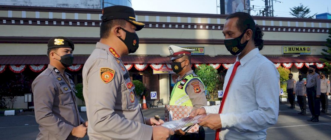 Suasana apel pemberian penghargaan kepada personel yang berprestasi.