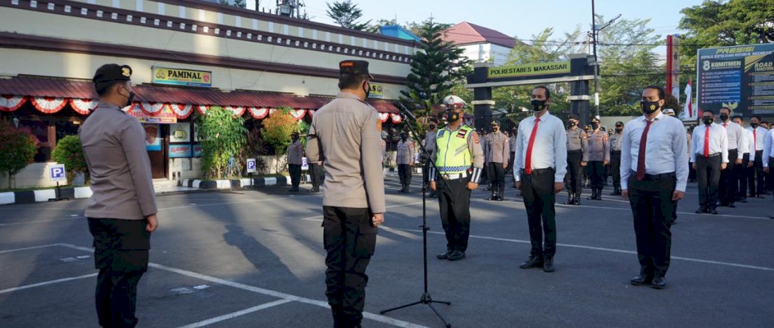 Suasana apel pemberian penghargaan kepada personel yang berprestasi.