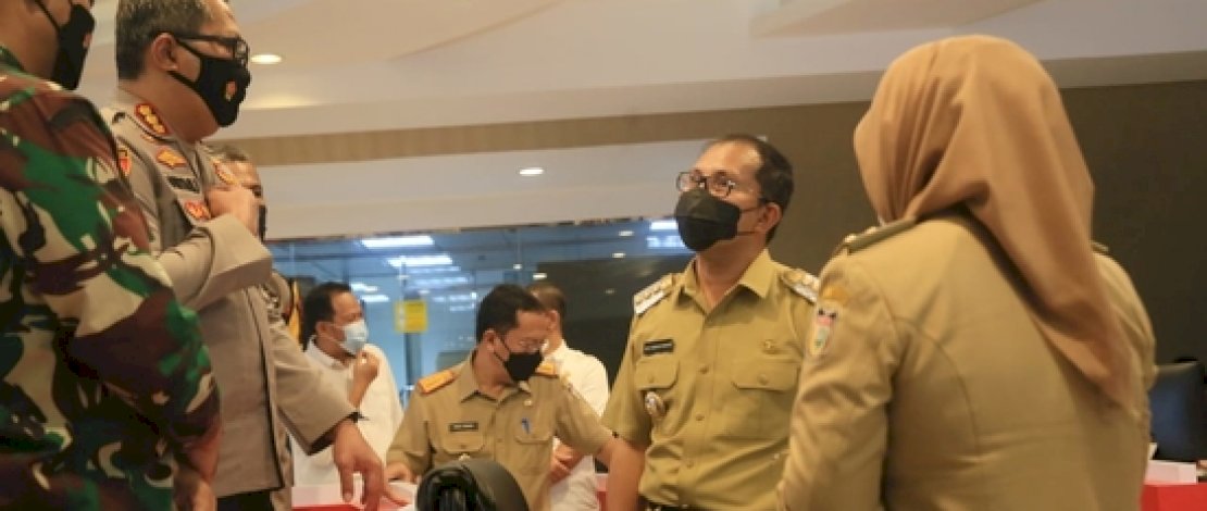 Wali Kota Makassar, Moh. Ramdhan ‘Danny’ Pomanto bersama Kapolrestabes Makassar, Kombes Pol. Witnu Urip Laksana
