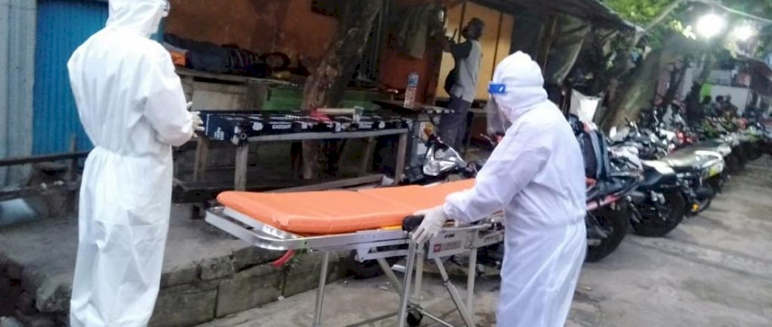 Satgas Detektor Covid Makassar Recover mendatangi kediaman satu keluarga yang terdeteksi Covid.