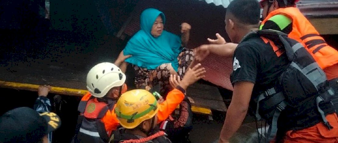 Tim SAR tampak menolong warga yang rumahnya terdampak banjir di perbatasan Bantaeng-Jeneponto. Tim SAR tampak menolong warga yang rumahnya terdampak banjir di perbatasan Bantaeng-Jeneponto.