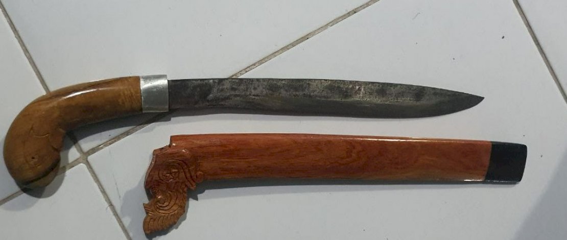 Pelaku penganiayaan dibekuk. Foto lain, barang bukti parang yang digunakan pelaku.