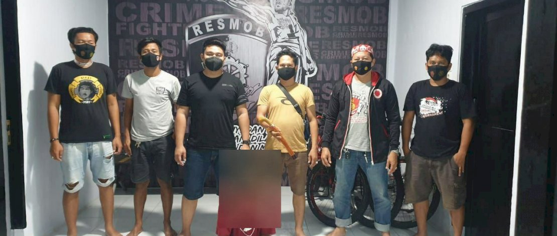 Pelaku penganiayaan dibekuk. Foto lain, barang bukti parang yang digunakan pelaku.