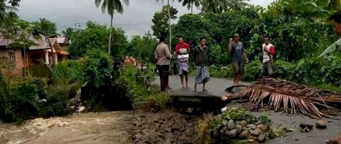 Salah satu jembatan di Bulukumba yang rusak karena terseret arus yang deras.