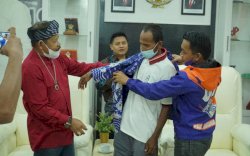 NasDem Sulsel Bantu Samidin, Pria yang Viral Dayung Perahu Pinrang-Buton Tengah karena Tak Punya Ongkos