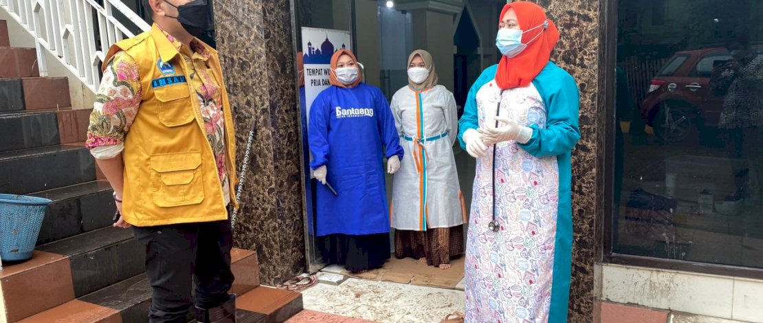 Posko kesehatan untuk korban banjir.