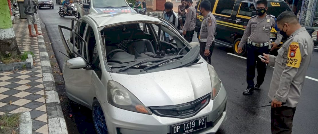 Mobil Honda Jazz silver yang terbakar di Kota Parepare.