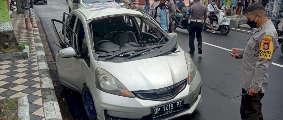Mobil Honda Jazz silver yang terbakar di Kota Parepare.