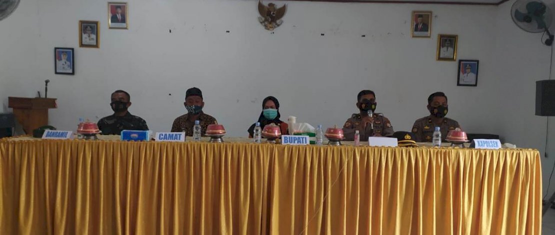 Bupati Luwu Utara, Indah Putri Indriani menghadiri Sosialisasi Pilkades Damai di Kantor Camat Mappedeceng, Kamis (8/7/2021).