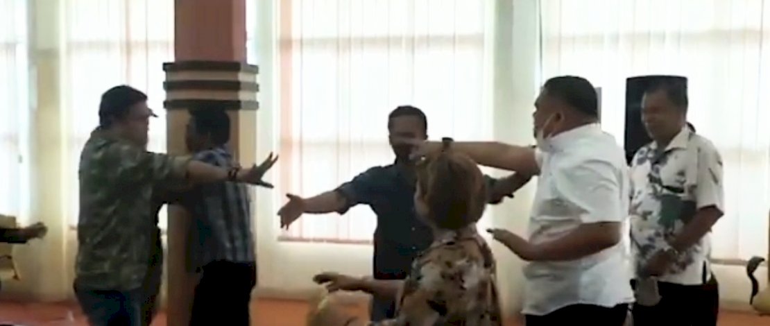 Dua legisaltor Bone nyaris adu jotos saat RDPU di ruang paripurna DPRD Bone, Kamis, 8 Juli 2021.