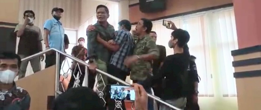 Dua legisaltor Bone nyaris adu jotos saat RDPU di ruang paripurna DPRD Bone, Kamis, 8 Juli 2021.