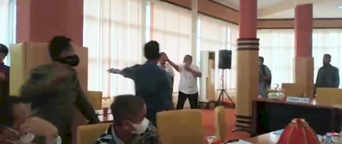 Dua legisaltor Bone nyaris adu jotos saat RDPU di ruang paripurna DPRD Bone, Kamis, 8 Juli 2021.