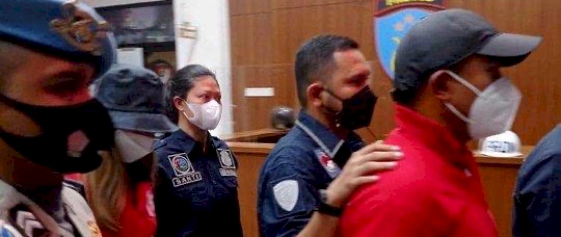 Nia Ramadhani dan Ardie Bakrie Kompak Kenakan Pakaian Merah dan Celana Putih Saat Digiring Polisi Sebagai Tersangka