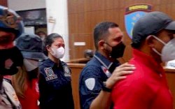 Nia Ramadhani dan Ardie Bakrie Kompak Kenakan Pakaian Merah dan Celana Putih Saat Digiring Polisi Sebagai Tersangka