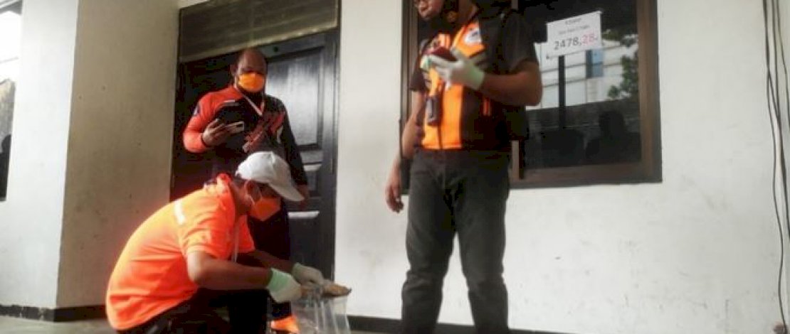 Polisi memungut batu yang digunakan melempari gereja.